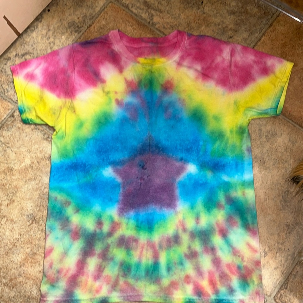 NWOT.   XL KIDS STAR TIE DYE TSHIRT
